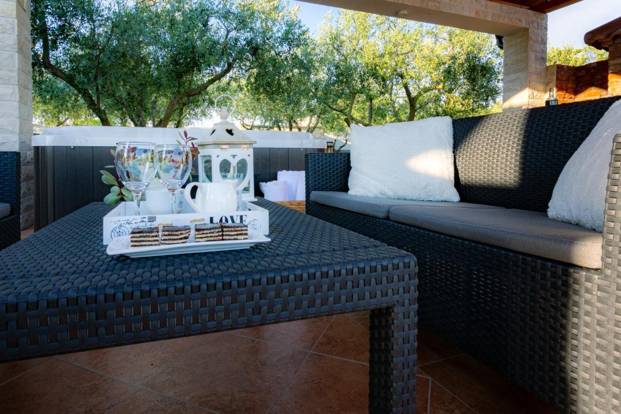 Villa Lorema-Pet Friendly On 5000 Sqm Garden,Pool, Jacuzzi, Billiard&Ps5 Sveti Filip i Jakov Exterior foto