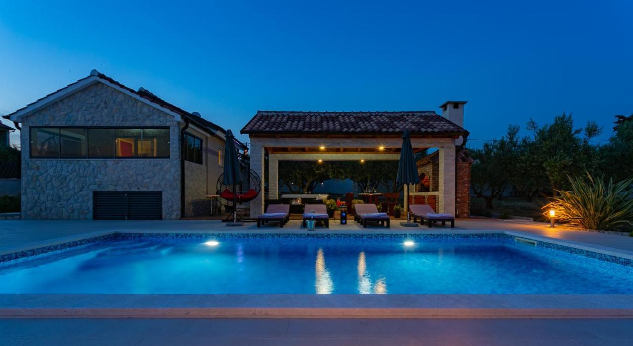 Villa Lorema-Pet Friendly On 5000 Sqm Garden,Pool, Jacuzzi, Billiard&Ps5 Sveti Filip i Jakov Exterior foto