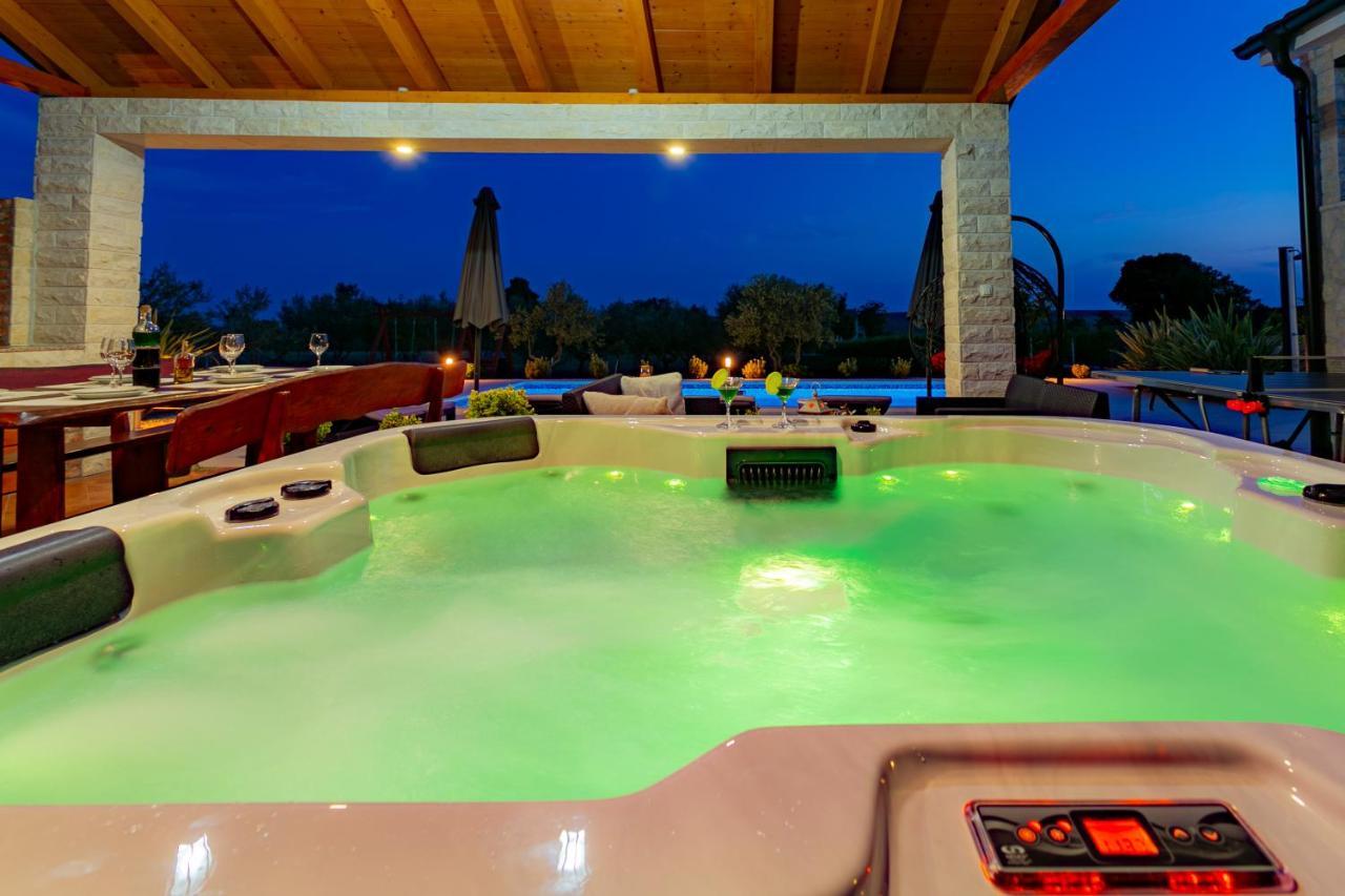 Villa Lorema-Pet Friendly On 5000 Sqm Garden,Pool, Jacuzzi, Billiard&Ps5 Sveti Filip i Jakov Exterior foto
