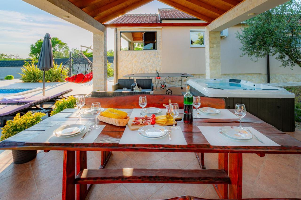 Villa Lorema-Pet Friendly On 5000 Sqm Garden,Pool, Jacuzzi, Billiard&Ps5 Sveti Filip i Jakov Exterior foto
