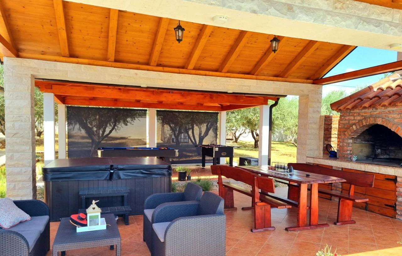Villa Lorema-Pet Friendly On 5000 Sqm Garden,Pool, Jacuzzi, Billiard&Ps5 Sveti Filip i Jakov Exterior foto